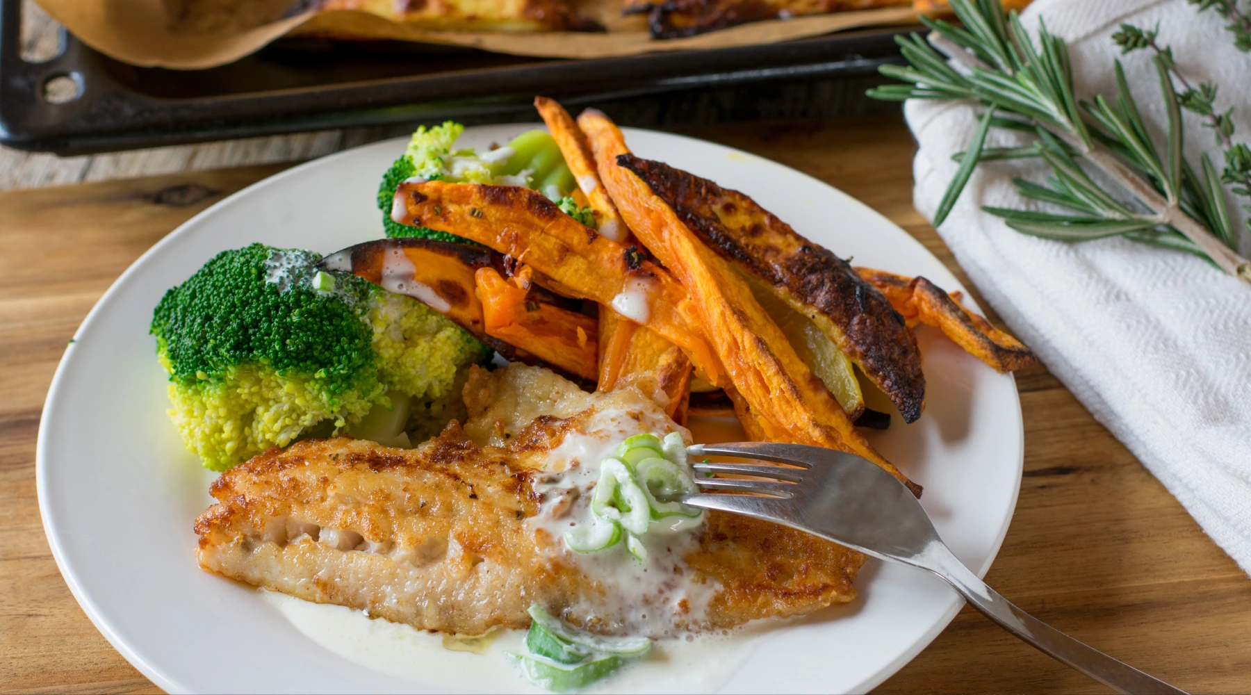 Ugnsbakad lax med sötpotatis och ångad broccoli toppad med olivolja v1761229788467