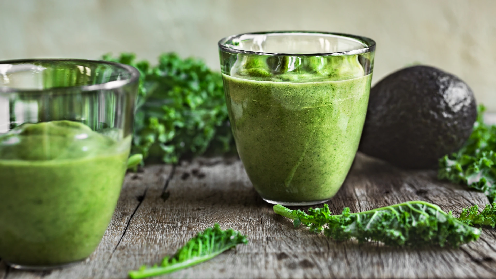 Smoothie med avokado och grönkål